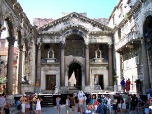 1280px-Diocletians_mausoleum-Split