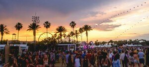 Coachella_2014_sunset_with_balloon_chain_and_Lightweaver