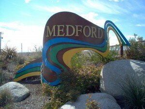 1280px-Welcome_to_medford_oregon