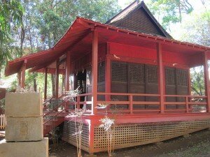 800px-Oahu-Wakamiya-Inari-shrine-sideview