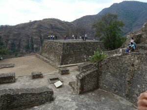 800px-Zona_arqueológica_de_Cuauhtinchán,_Cerro_de_los_Ídolos,_Edificio_2
