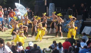 1280px-Cook_Island_dancers_at_Auckland's_Pacifica_festival