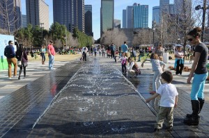 1280px-Dallas_-_Klyde_Warren_Park_15