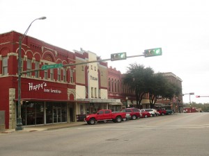 1280px-Glimpse_of_downtown_Waxahachie,_TX_IMG_5609