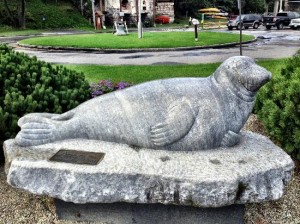 andre-the-seal-statue
