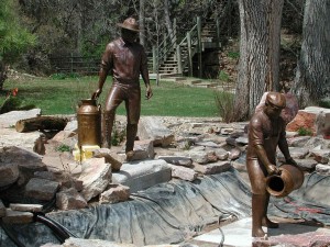 1024px-Bronze_sculpture_of_fishery_workers