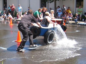 1024px-Camas,_Washington_bathrub_races.triddle